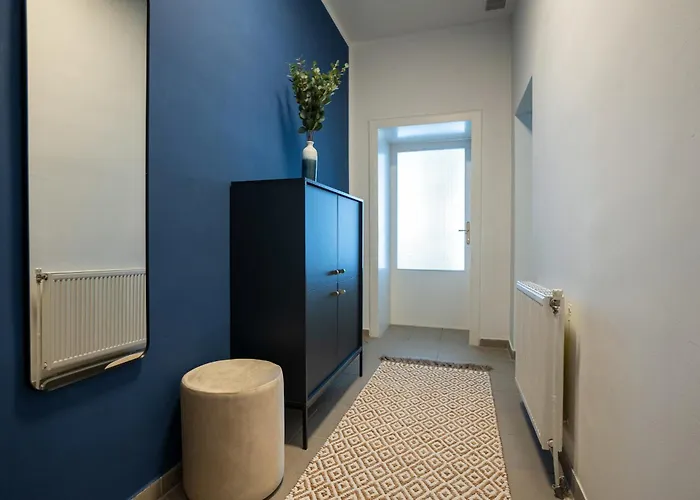 Pet-friendly Modern Near Belvedere