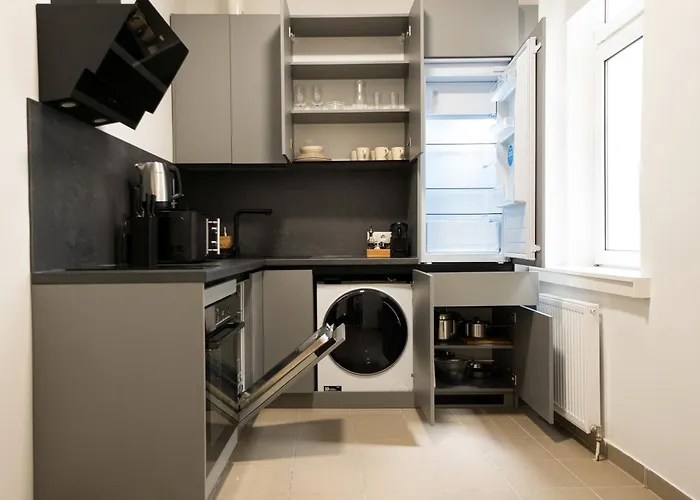 Pet-friendly Modern Near Belvedere *