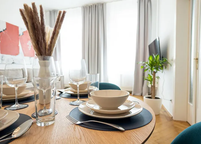Pet-friendly Modern Near Belvedere